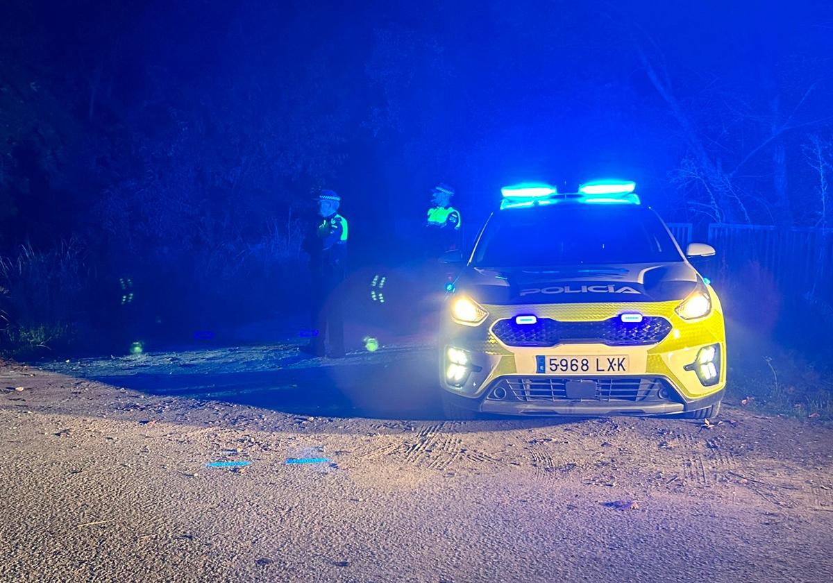 Agentes de la Policía Local custodian el lugar donde ha aparecido el cadáver en Lucena