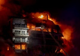 Los bomberos defienden su actuación en el incendio de Campanar pese a la avería en la primera escalera que llegó