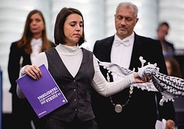 El Parlamento Europeo prohíbe a Irene Montero llevar un pañuelo palestino: «Quítese la bufanda»