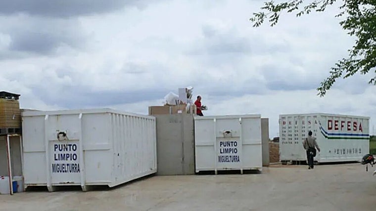 La sorpresa del trabajador del punto limpio de Miguelturra al encontrar en una caja de un televisor miles de euros