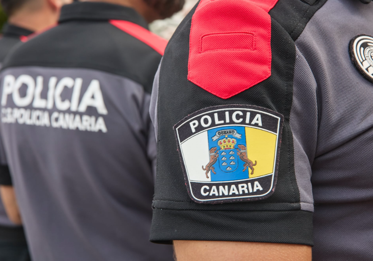 Agente de la Policía Canaria uniformado en foto de archivo