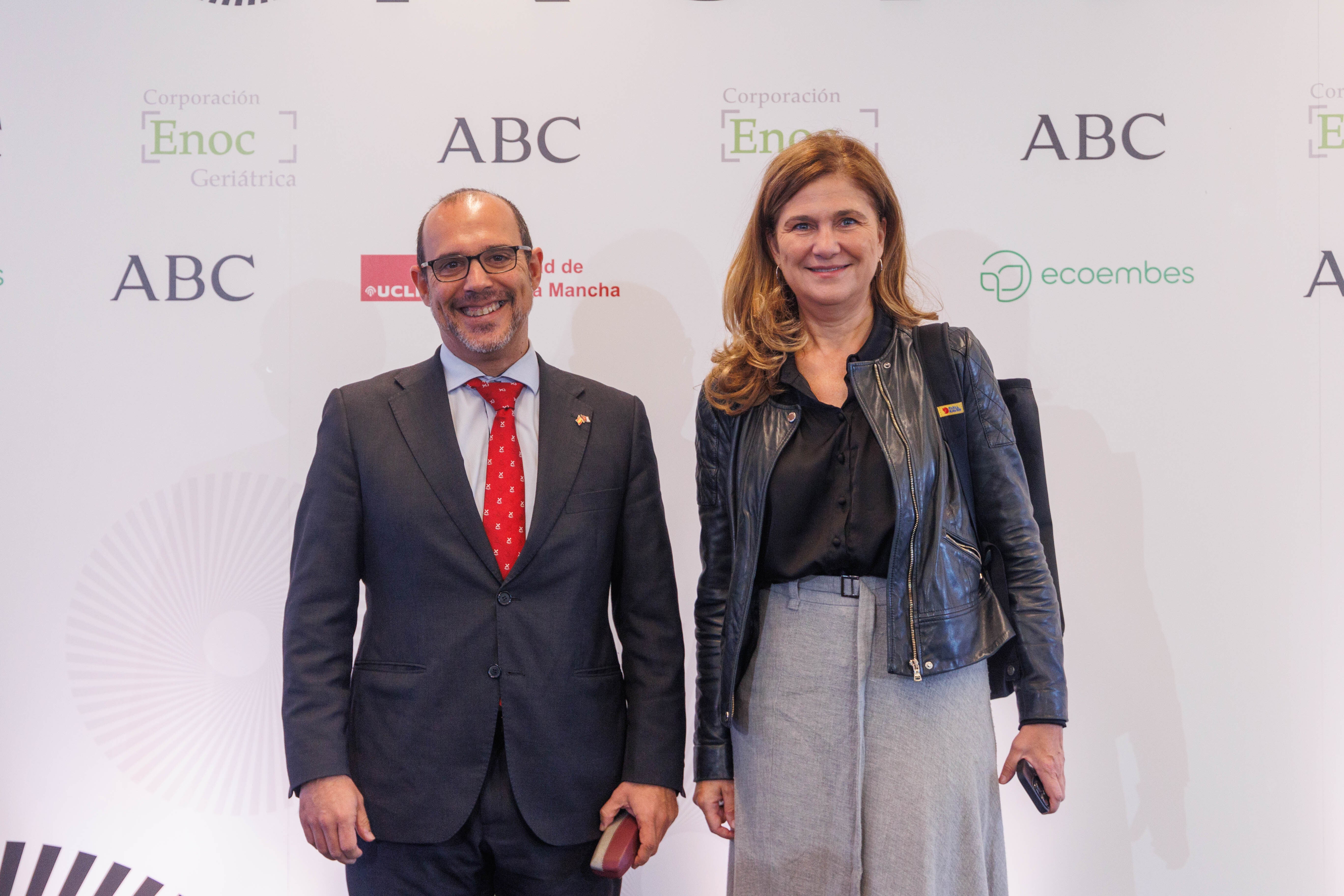 Pablo Bellido, presidente de las Cortes de Castilla-La Mancha, y Susana Pastor, directora general de Tributos y Ordenación del Juego.