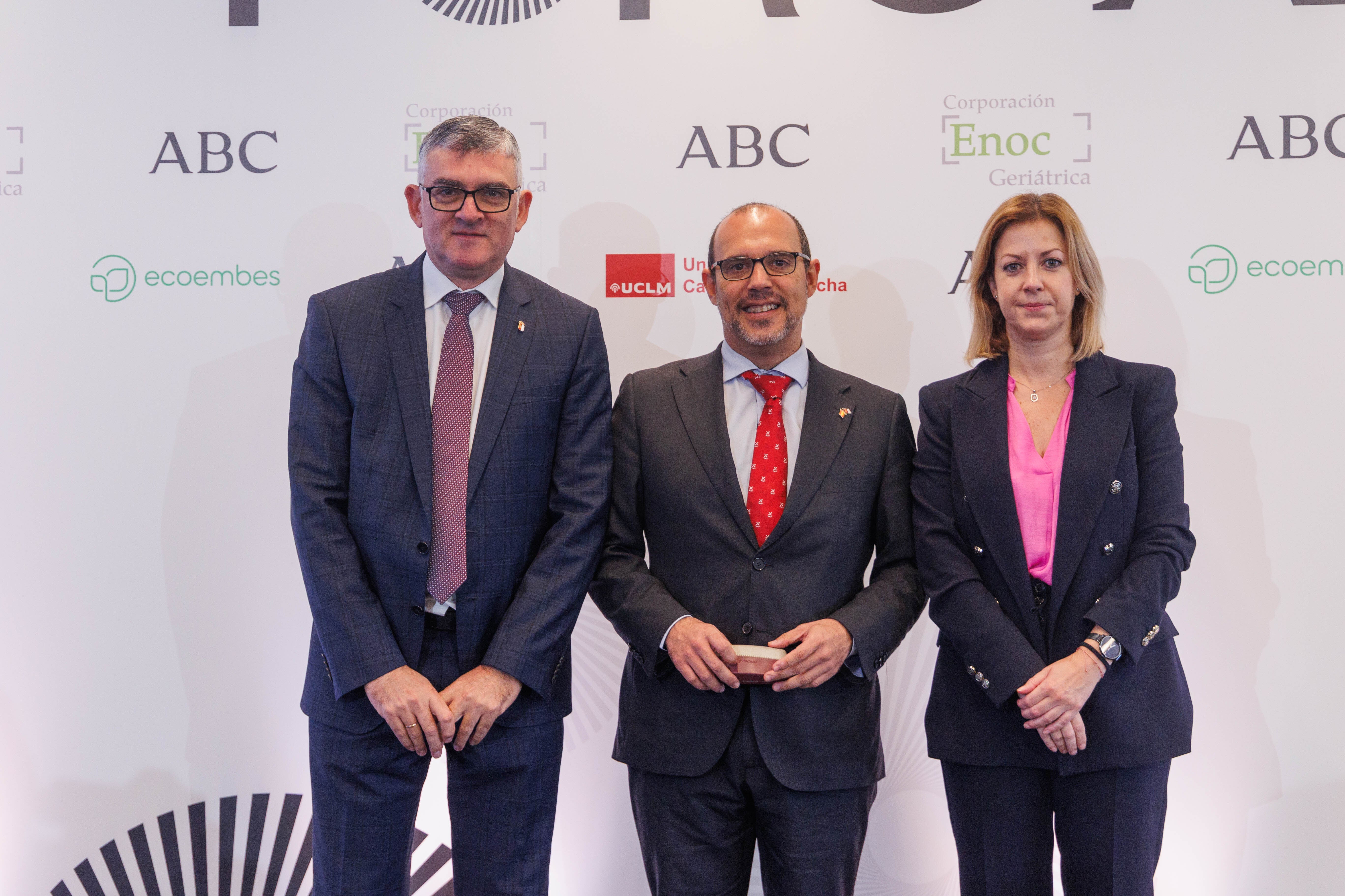 Ángel Tomás Godoy (izda) y Ana Isabel Abengózar (dcha), diputados de las Cortes de Castilla-La Mancha, junto al presidente de las Cortes (centro), Pablo Bellido.