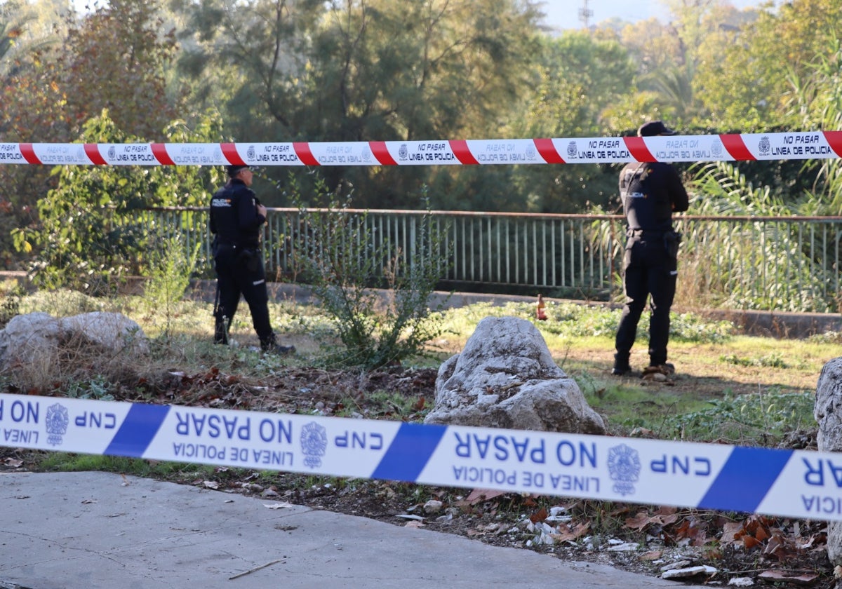 Precinto policial en la margen del río Lucena donde ha sido hallado el cadáver