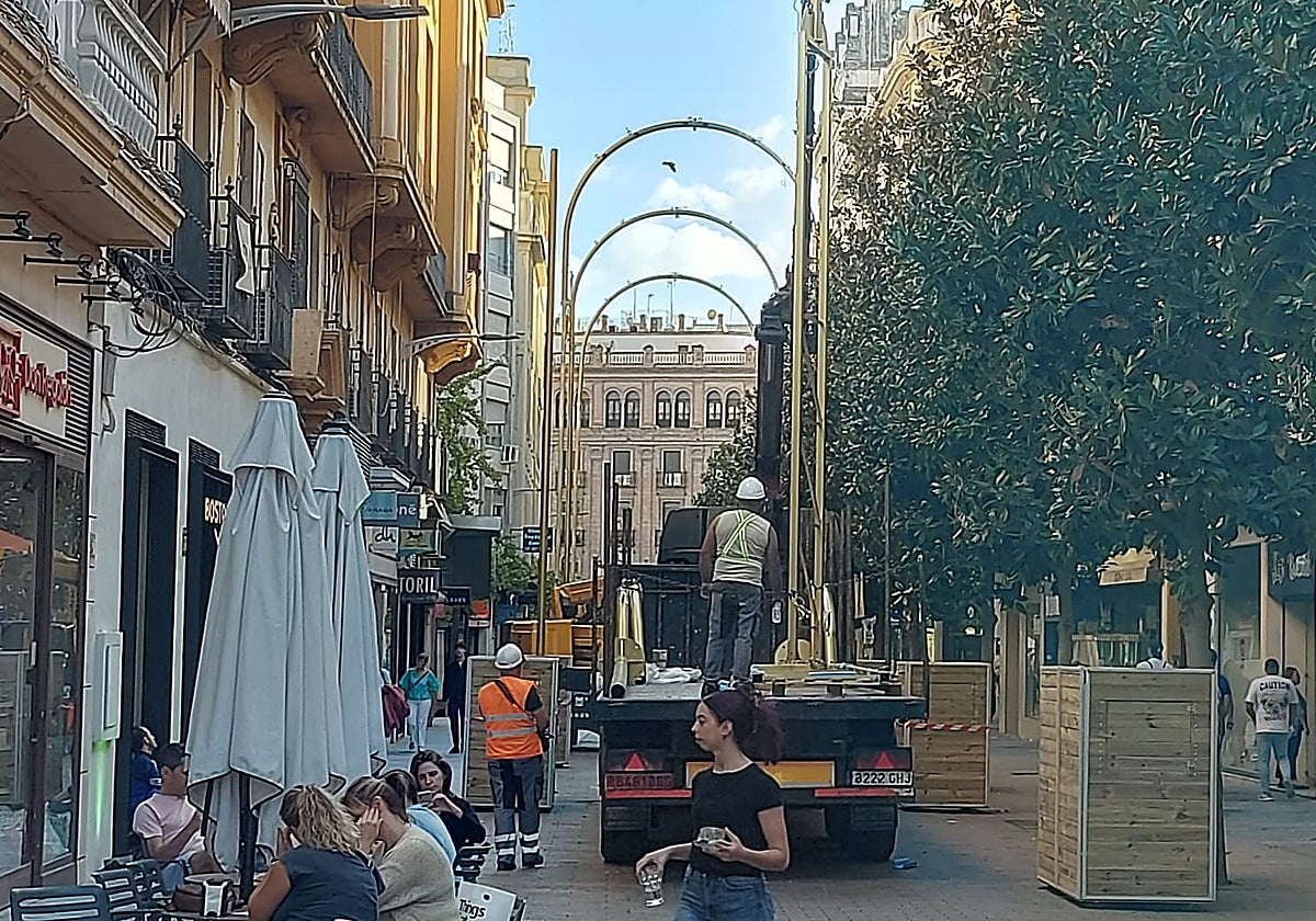 Operarios de Ilmex colocando los primeros postes y arcos del espectáculo de Cruz Conde