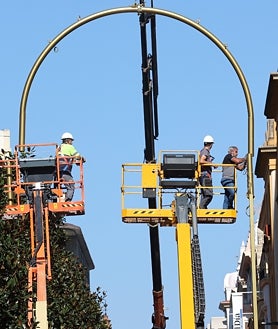 Imagen secundaria 2 - Aunque todavía no se conocen al detalle los cambios que se han introducido en el popular espectáculo de luz y sonido de Navidad en la calle Cruz Conde, el arranque del montaje deja entrever algunos de ellos. Principalmente, el paso del medio arco que se venía instalando desde 2019 al arco completo que, además, gana en altura para poder completarlo por encima de la hilera de magnolios de la vía comercial.