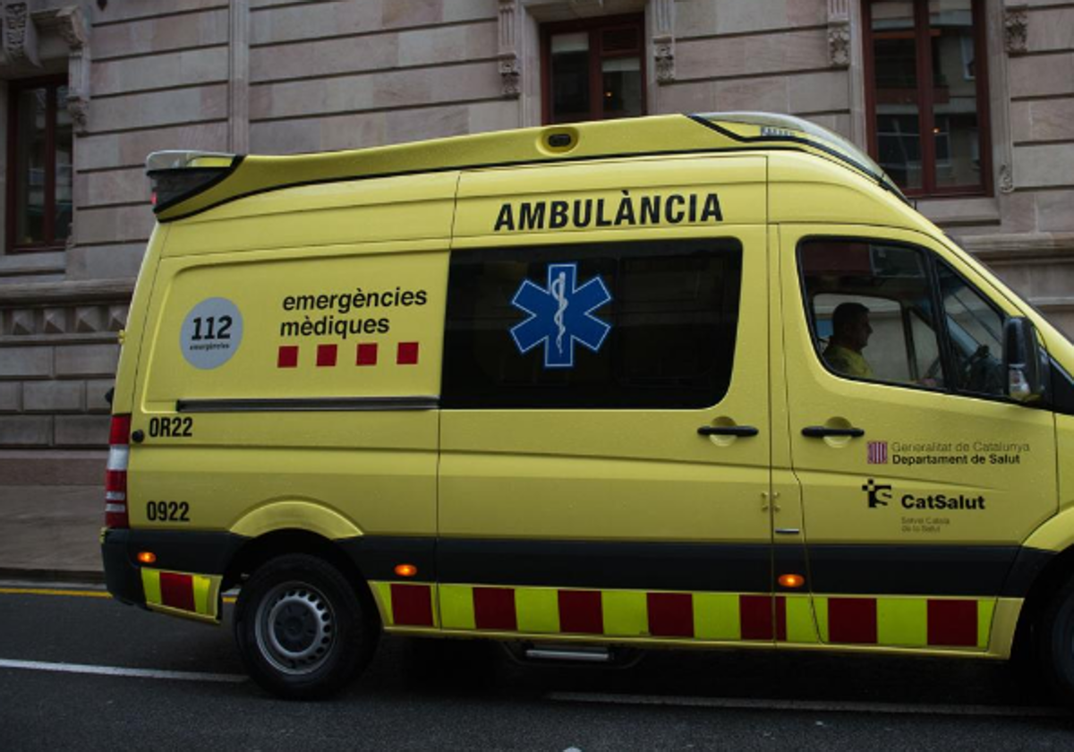 Imagen de archivo de una ambulancia en Barcelona.