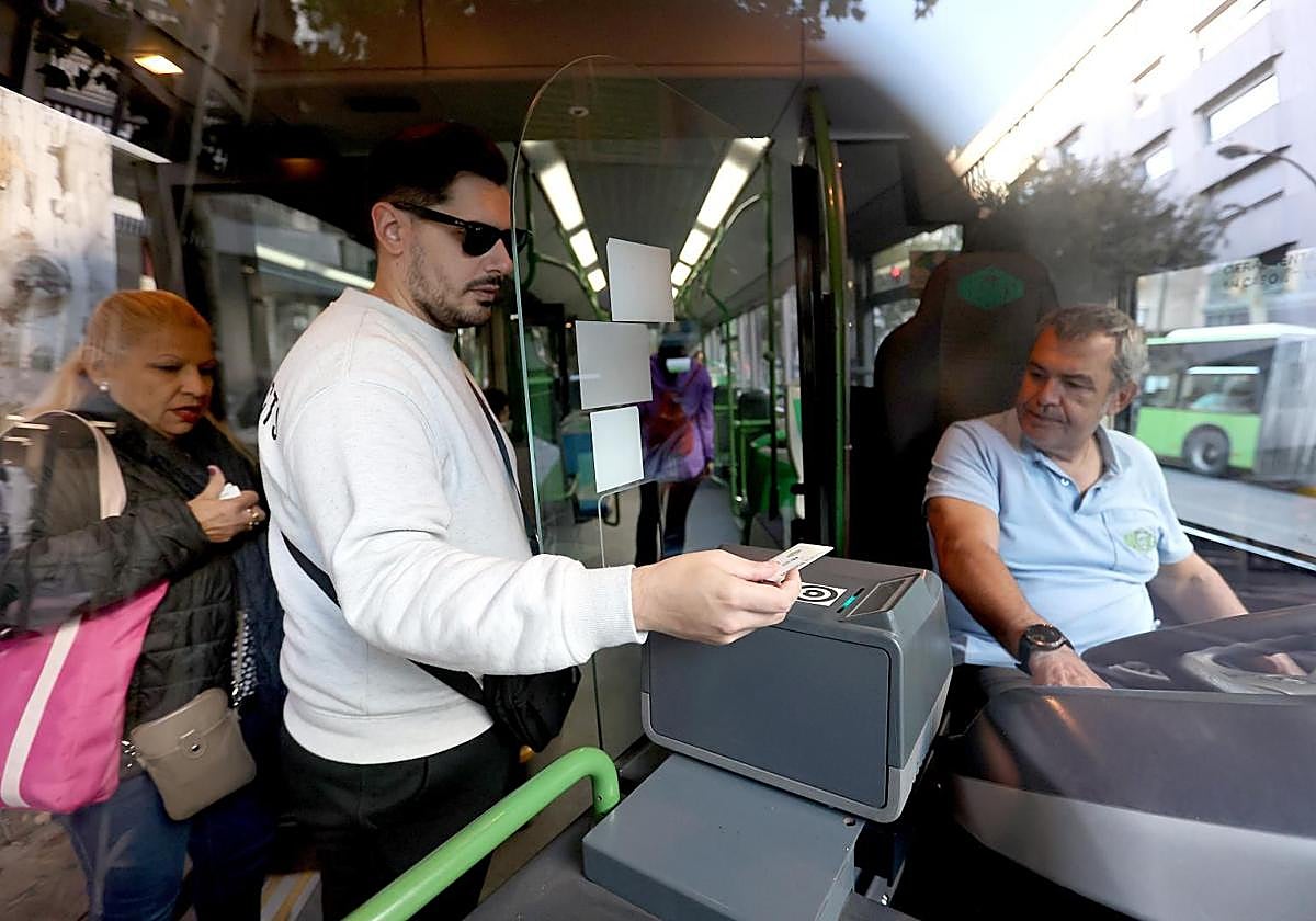 Pasajeros subiendo a un autobús de Aucorsa