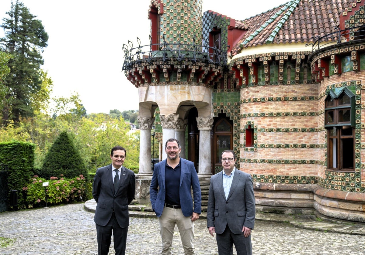 Portavoces de las tres entidades firmantes tras rubricar el acuerdo en el Capricho de Gaudí de Comillas.