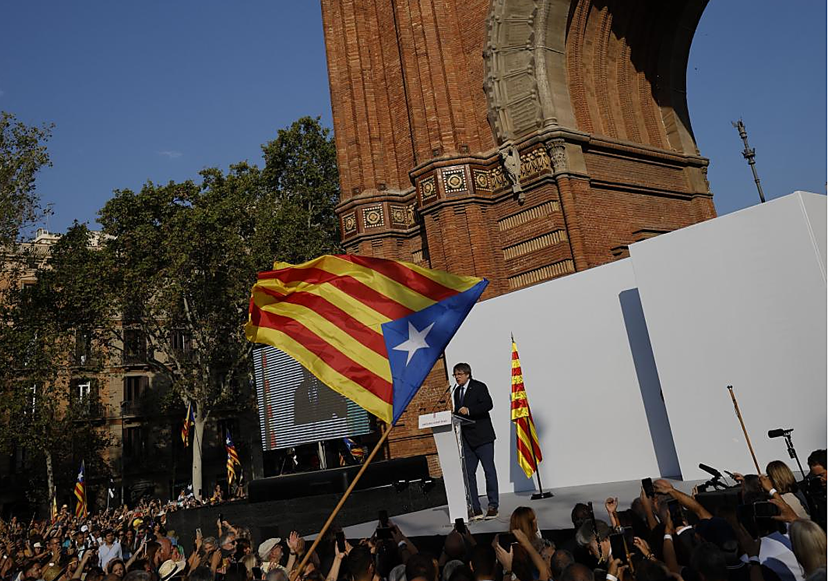 Carles Puigdemont, líder de Junts, durante el mitin del 8 de agosto a los pies del Arco de Triunfo de Barcelona