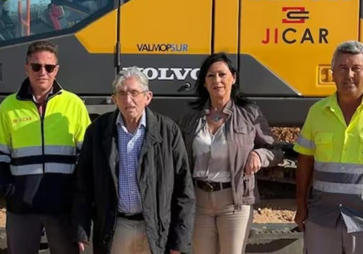 Jerónimo Jiménez, con su hija María Dolores y trabajadores de la empresa