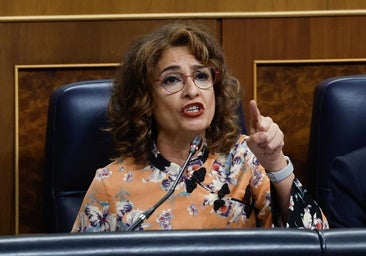 María Jesús Montero ve «incomprensible» la pinza de Sumar con el PP en el Congreso