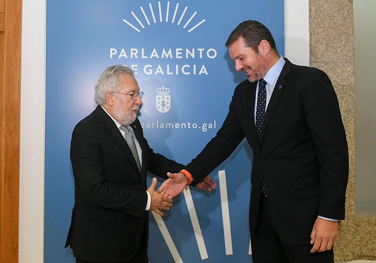El conselleiro de Lingua junto al presidente del Parlamento