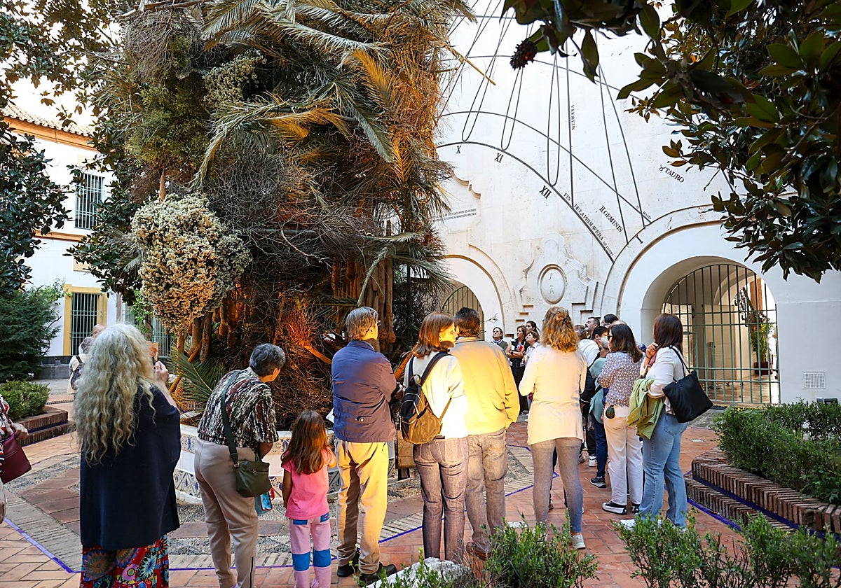 Cola de visitantes este jueves en el Patio del Reloj de la Diputación de Córdoba