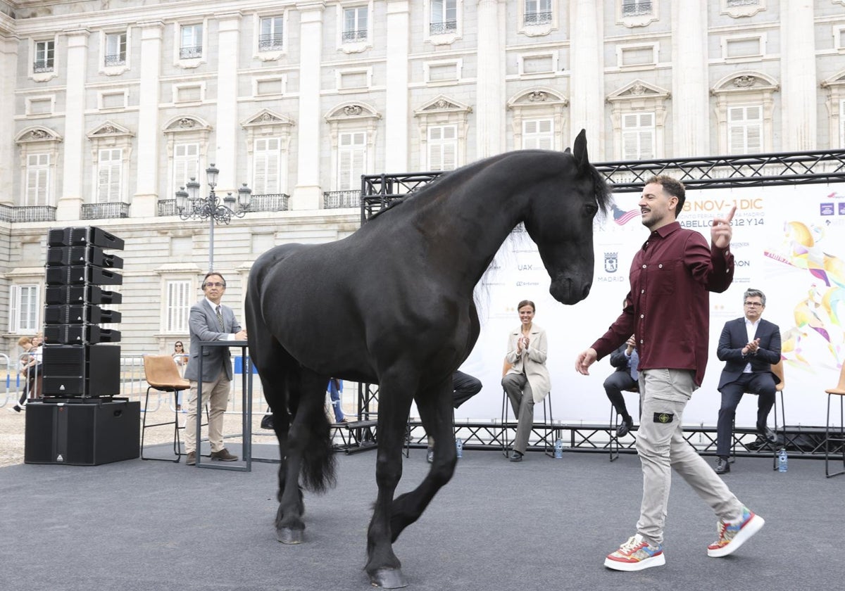 Santi Serra y su caballo en la presentación del evento