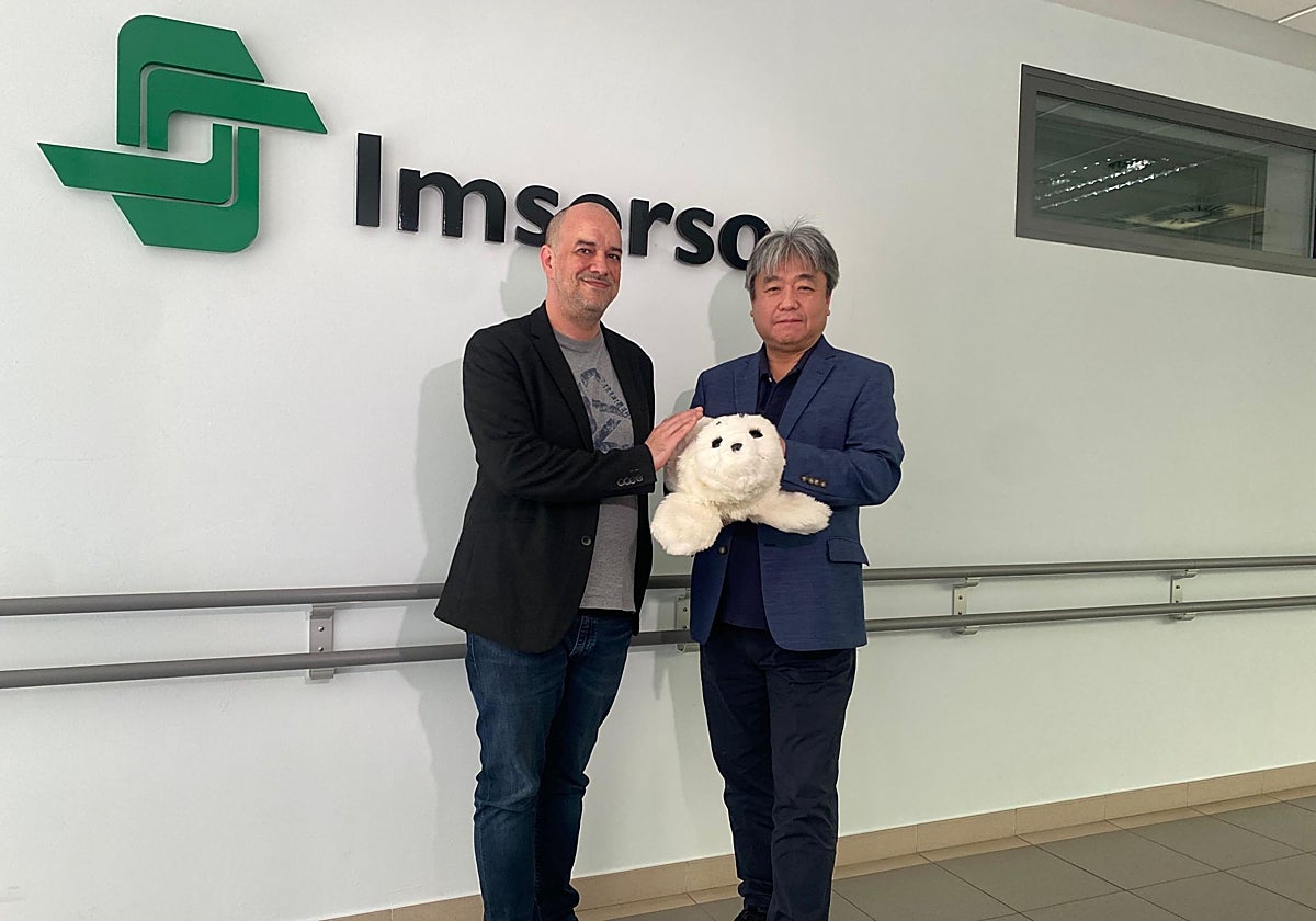 El responsable de investigación del centro, Enrique Pérez Sáez, y el inventor de la foca robot, Takanori Shibata.