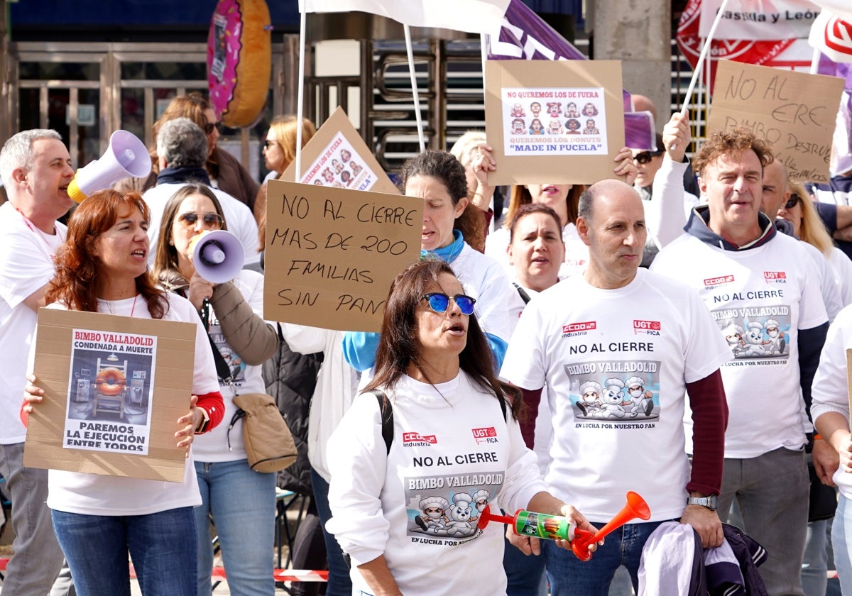 Fotografía de archivo de una de las jornadas de huelga de los trabajadores ante la fábrica de Bimbo en Valladolid.