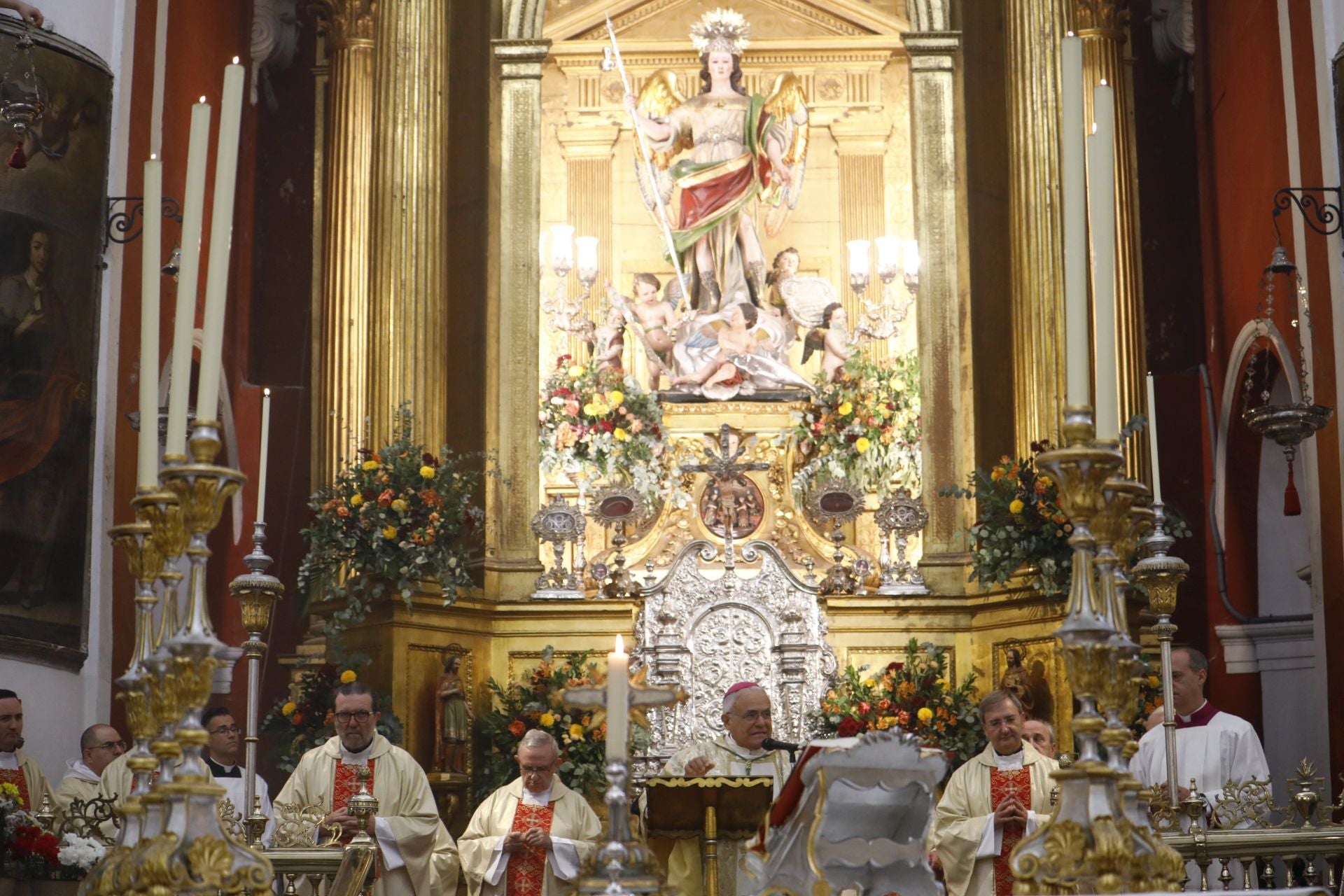 La tradicional misa de San Rafael en la iglesia del Juramento, en imágenes