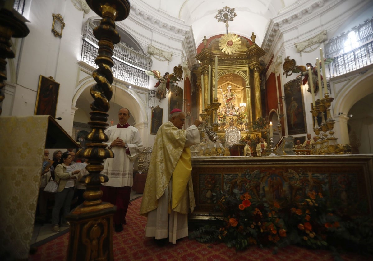 El obispo de Córdoba, Demetrio Fernández, junto a San Rafael en la iglesia del Juramento