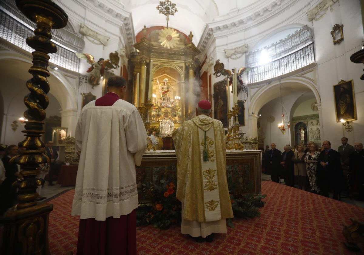 El obispo de Córdoba en un momento de la misa en honor a San Rafael en la Iglesia del Juramento