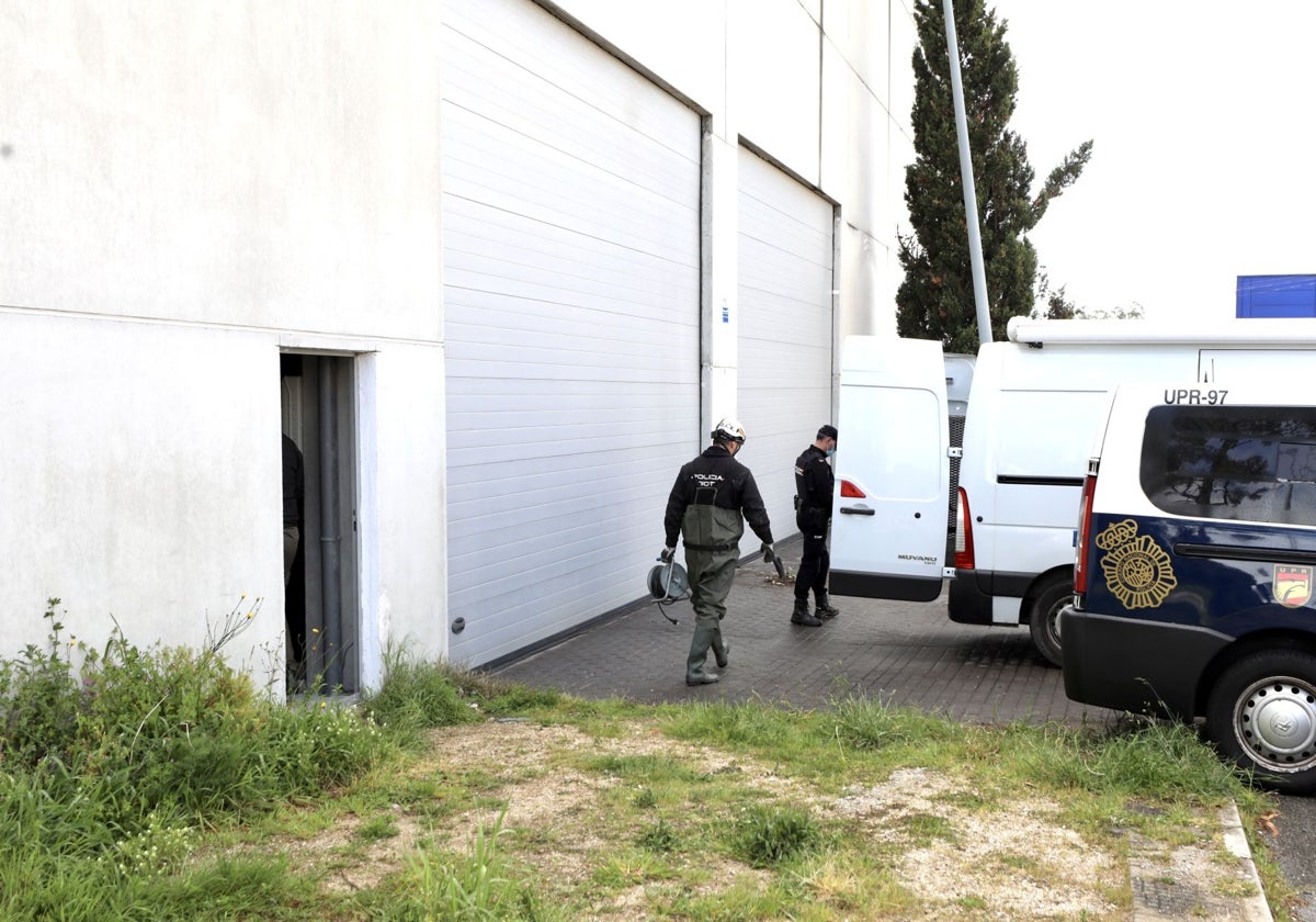 Agentes de la Policía Nacional durante un operativo contra el narcotráfico en Pontevedra, en una imagen de archivo