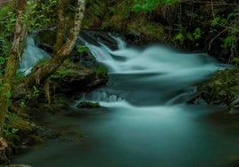 El pueblo de Galicia con la cueva más profunda de la Comunidad: repleta de estalactitas, estalagmitas y un lago subterráneo turquesa