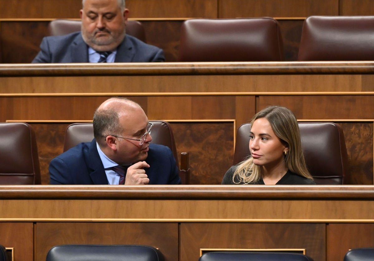 El portavoz del PP en el Congreso, Miguel Tellado, y la diputada del PP Noelia Núñez