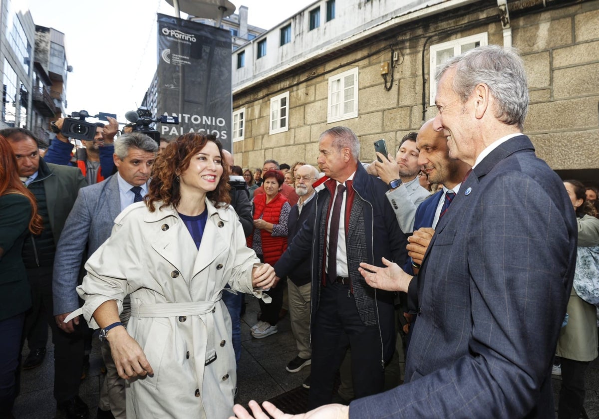 Ayuso y Rueda, salúdándose delante del Ayuntamiento de O Porriño