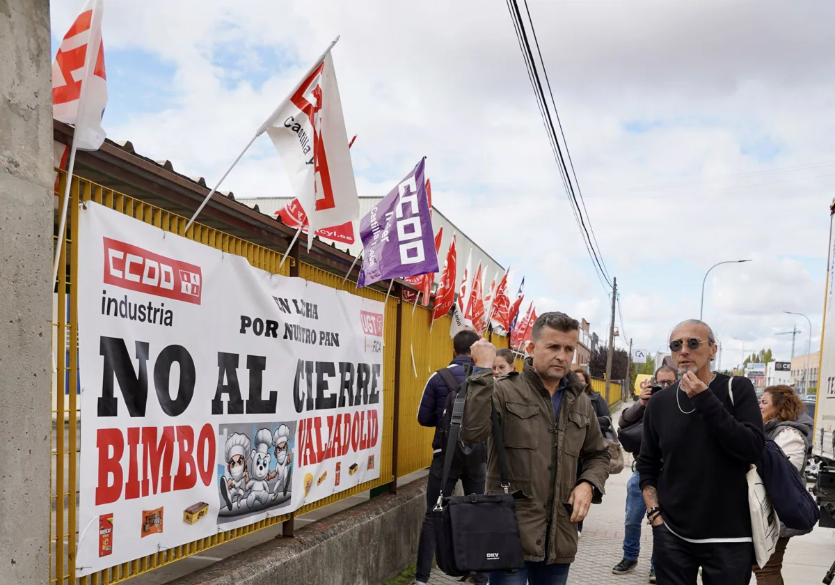 El presidente del Comité de Empresa de Bimbo, Félix Fernández, explica los detalles del acuerdo a las puertas de la fábrica en Valladolid