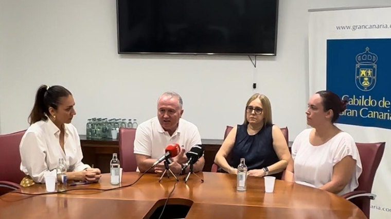 La consejera  de CC  en el Cabildo de Gran Canaria, Vidina Cabrera,  junto a los padres de la afectada, Asención Santana y Juan Vega