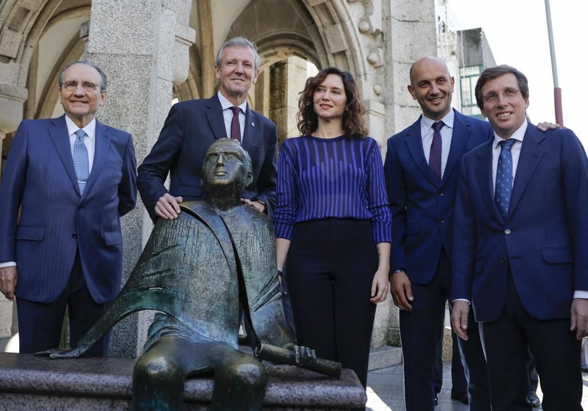 El presidente de la Xunta, Alfonso Rueda, junto a su homóloga madrileña, Isabel Díaz Ayuso y el alcalde de la capital, Martínez Almeida