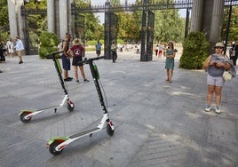 Madrid, llena de patinetes eléctricos el primer día de veto y con multas a las empresas