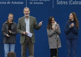 Los Reyes y sus hijas visitan Sotres, el pueblo que vio la luz hace solo 43 años