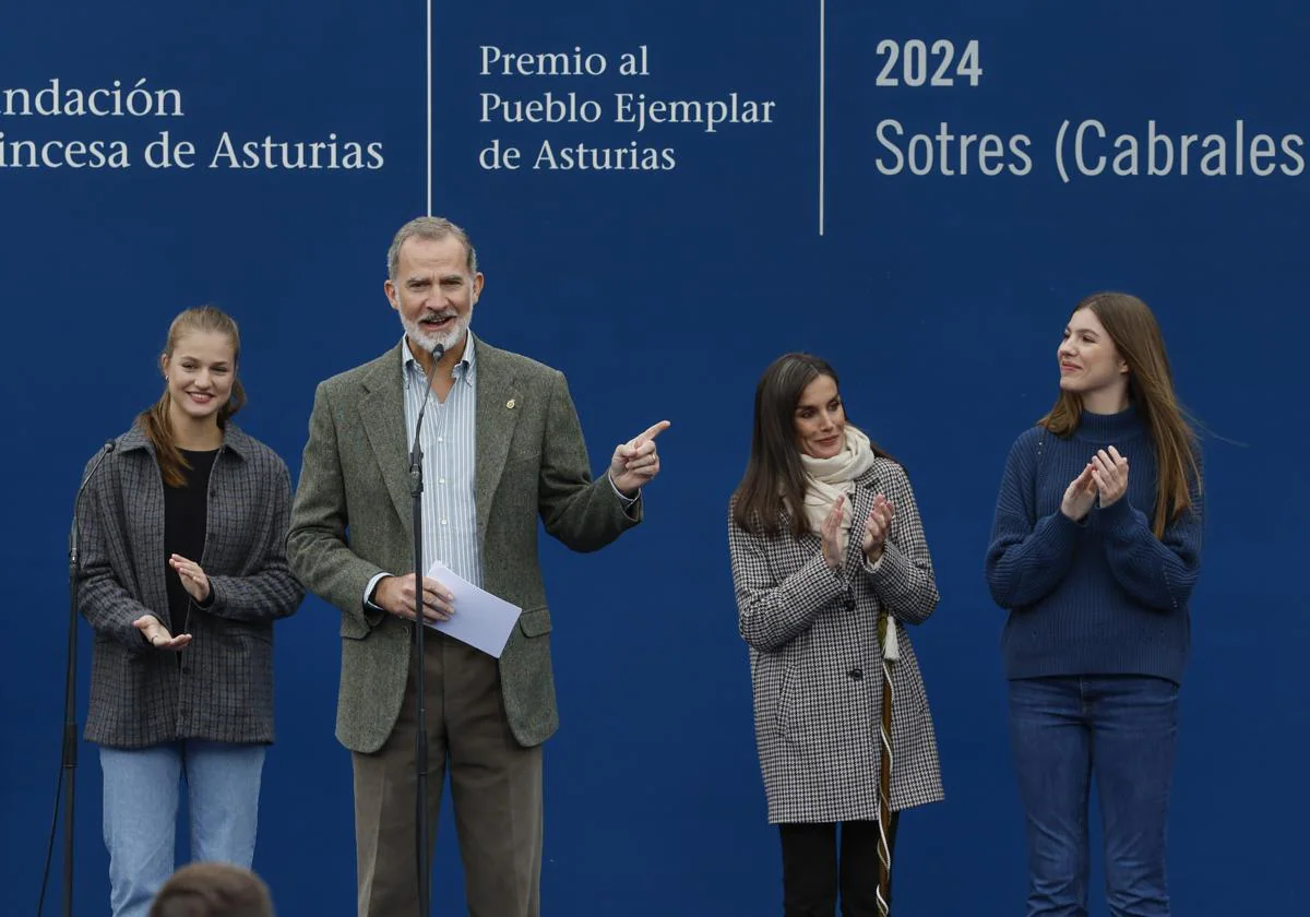 Los Reyes junto a sus hijas en Sotres (Asturias), elegido Pueblo Ejemplar 2024