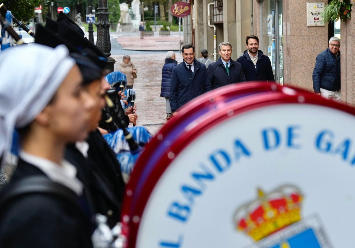 Juanma Moreno y Alberto Núñez Feijóo en el acto celebrado en Oviedo