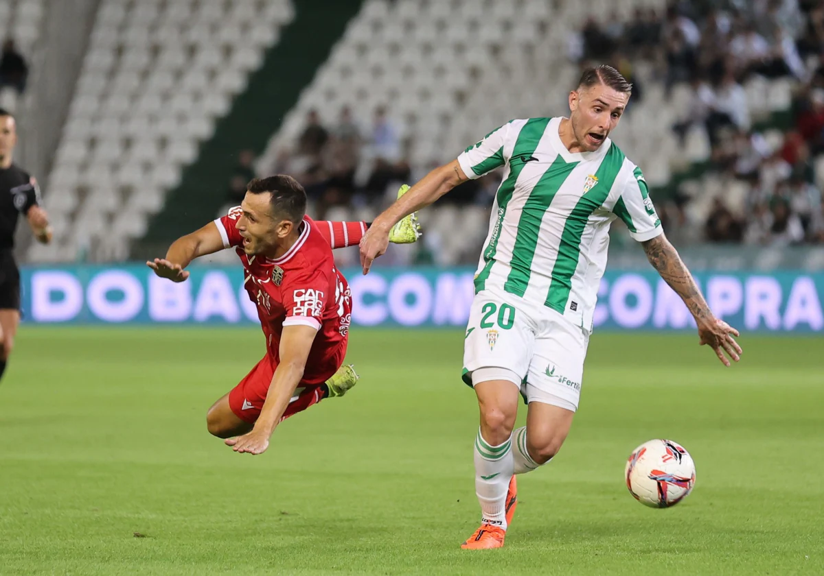 Antonio Casas pelea el balón durante un partido en El Arcángel