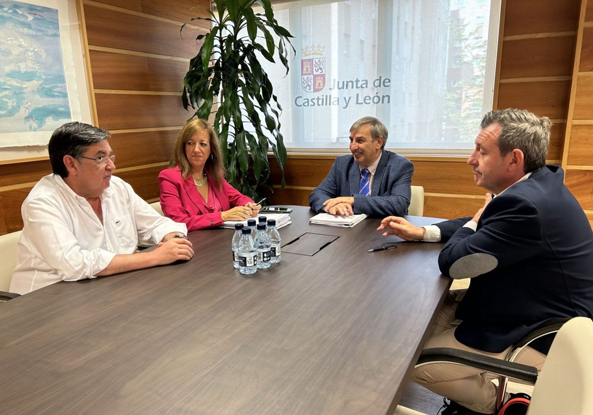 El consejero de Movilidad, José Luis Sánz Merino, junto a los responsables del transporte de mercancías