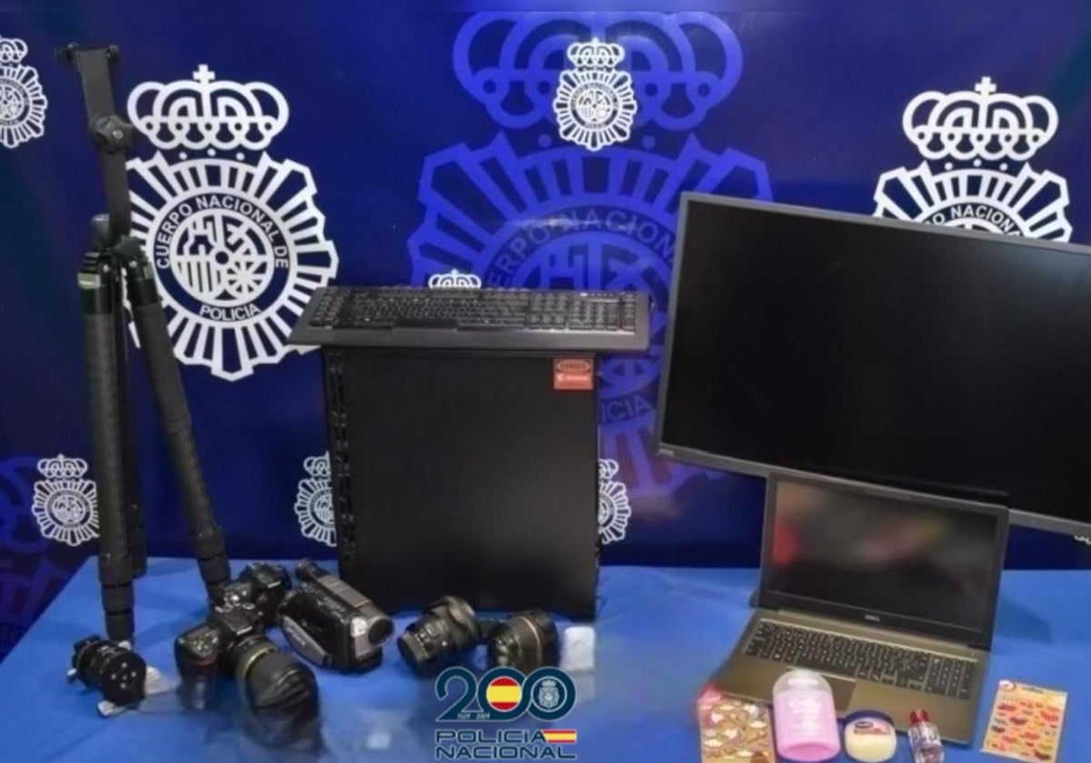 Material informático intervenido a los detenidos