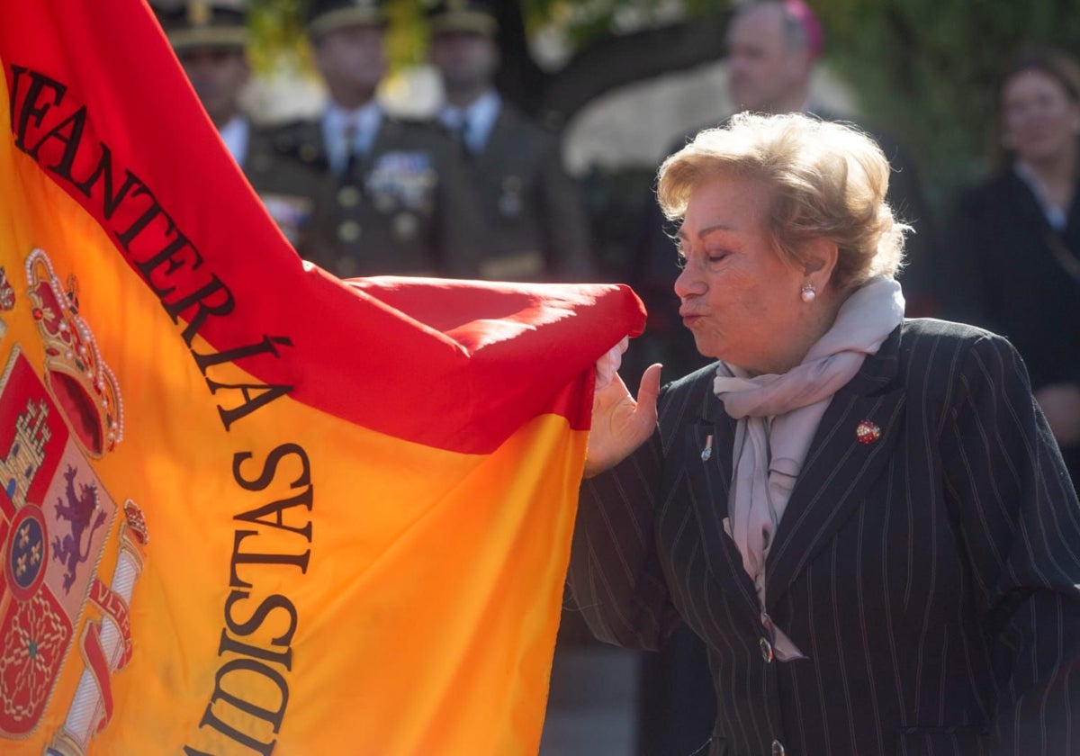 Una señora jurando Bandera en la plaza de Cervantes de Alcalá de Henares