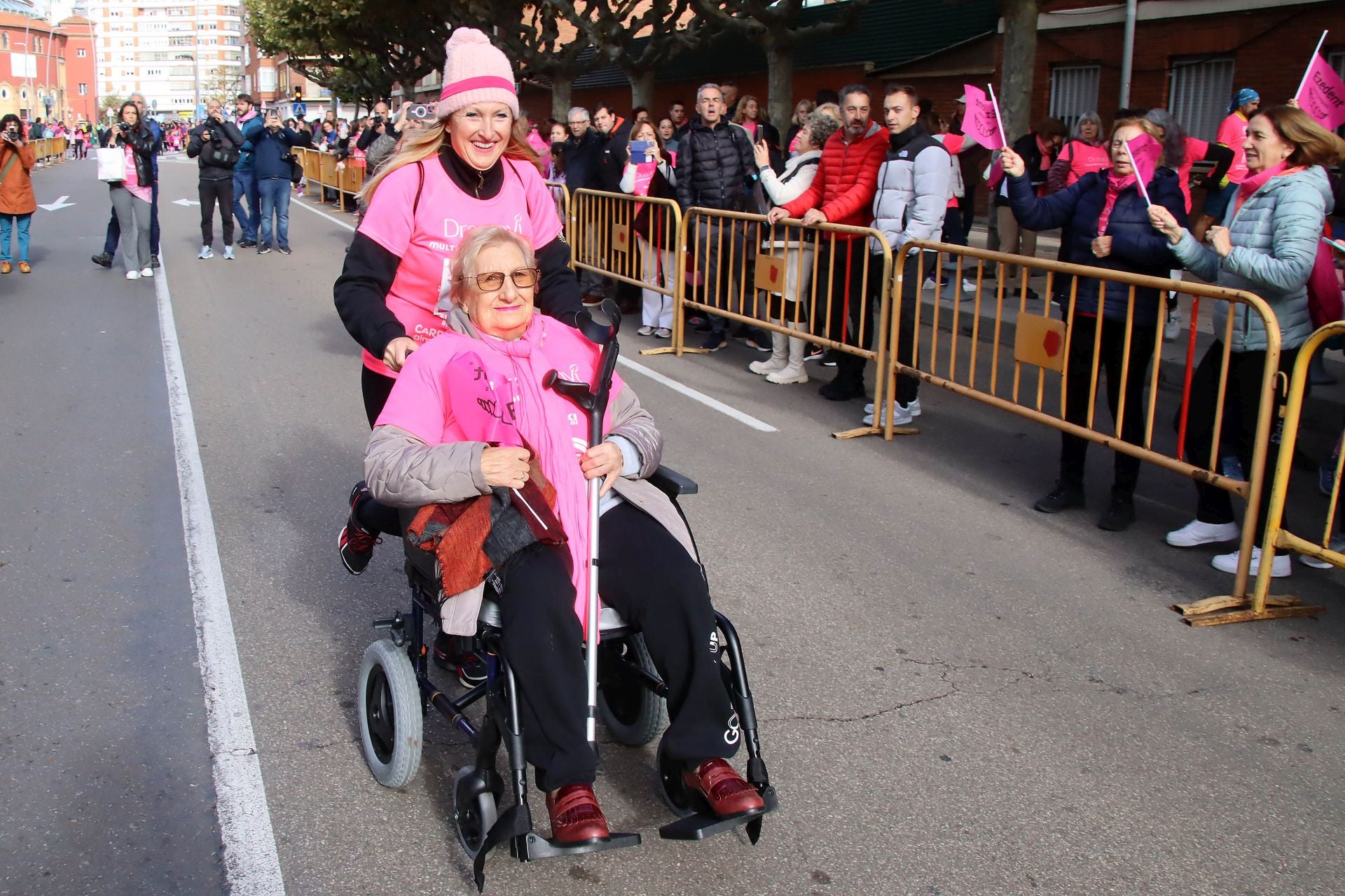 Décima edición de la Carrera de la Mujer contra el Cáncer de Mama en León.