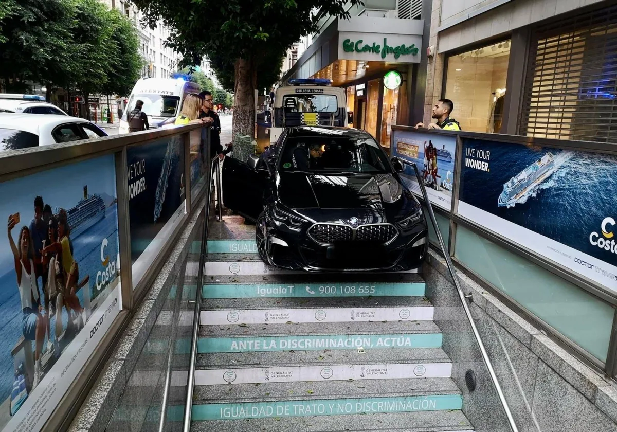 Imagen del coche empotrado en una entrada de metro en el centro de Valencia