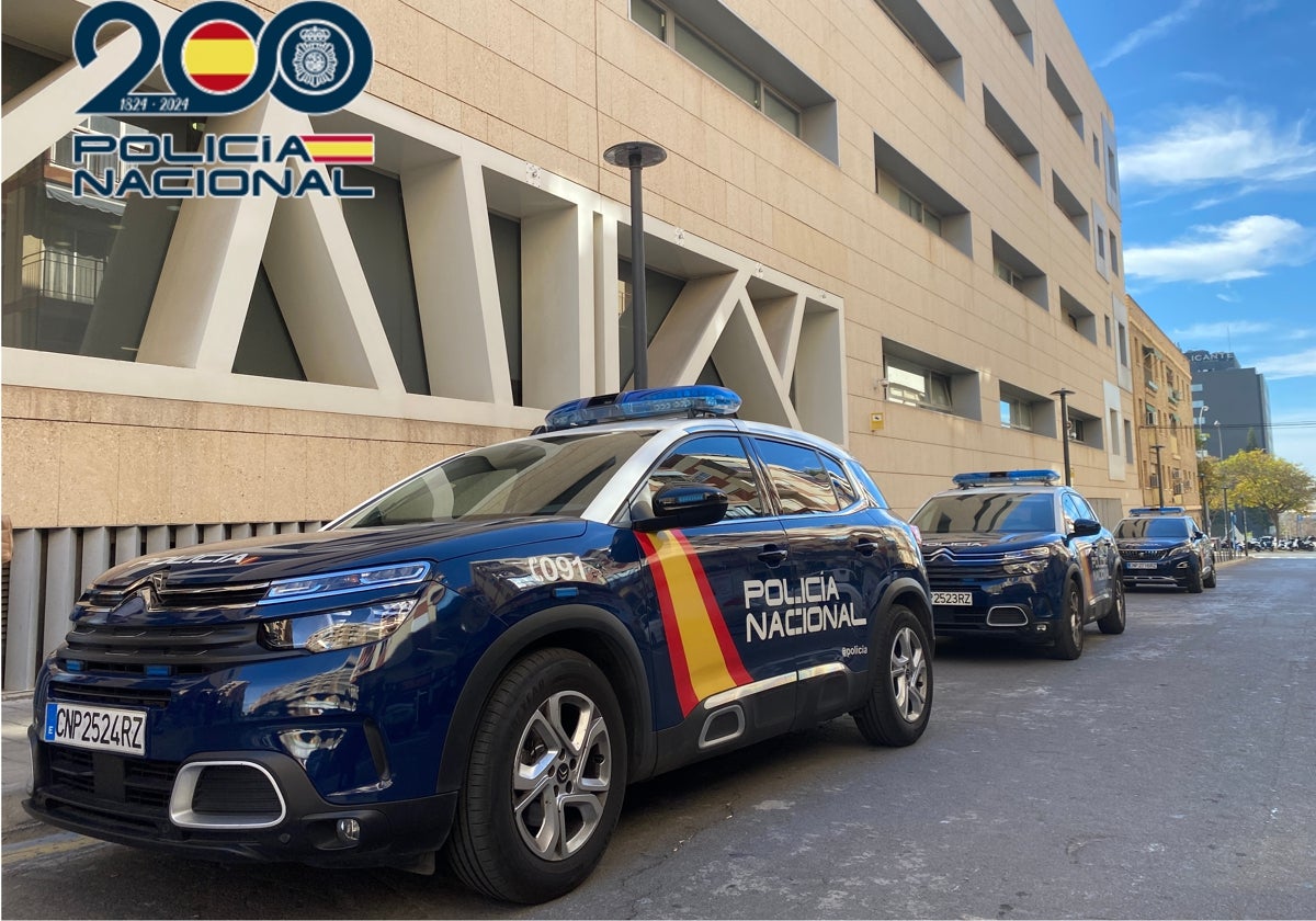 Imagen de archivo de varios coches patrulla de la Policía Nacional