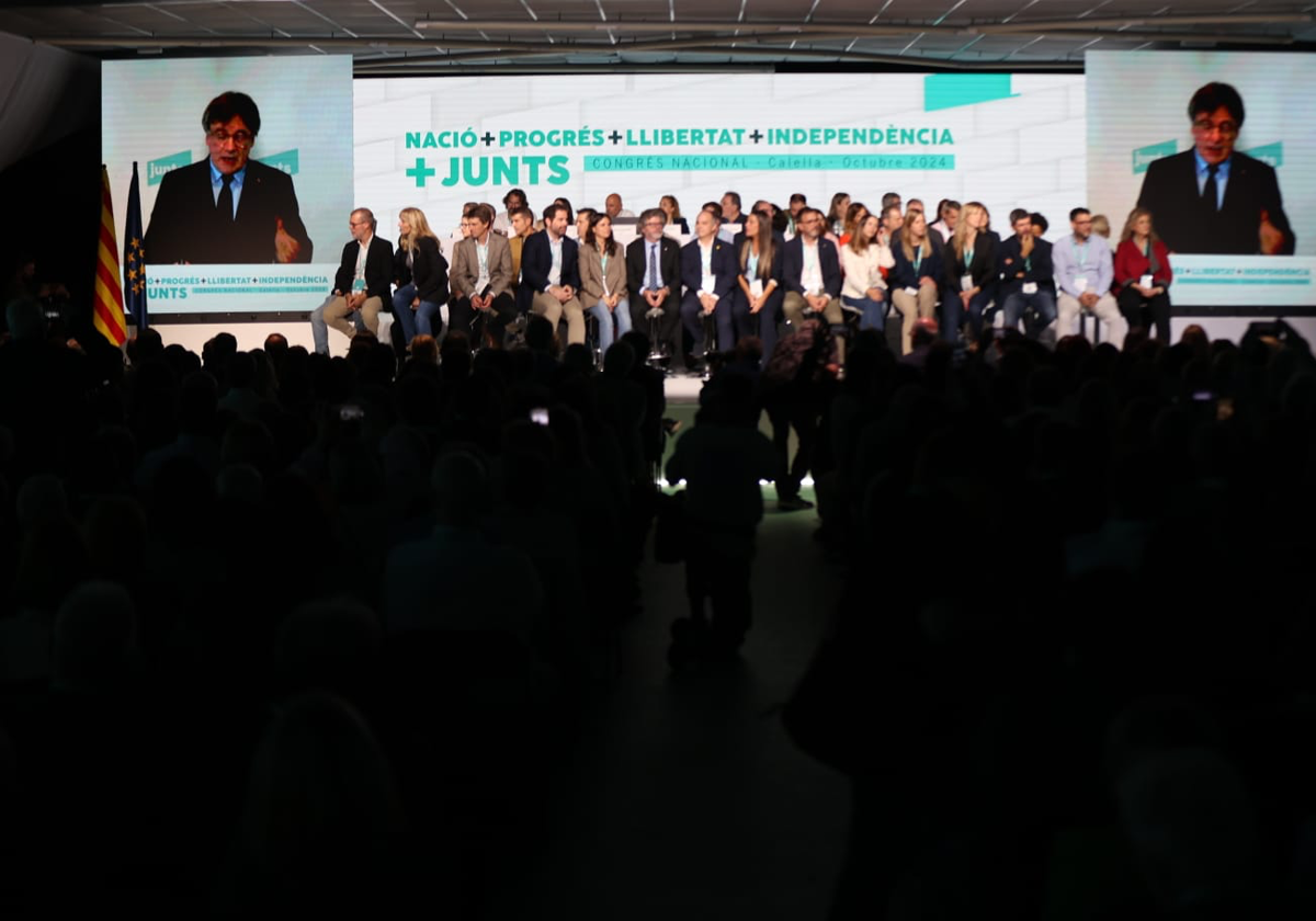 Carles Puigdemont, dirigiéndose a los miembros del congreso de Junts, en Calella, este domingo