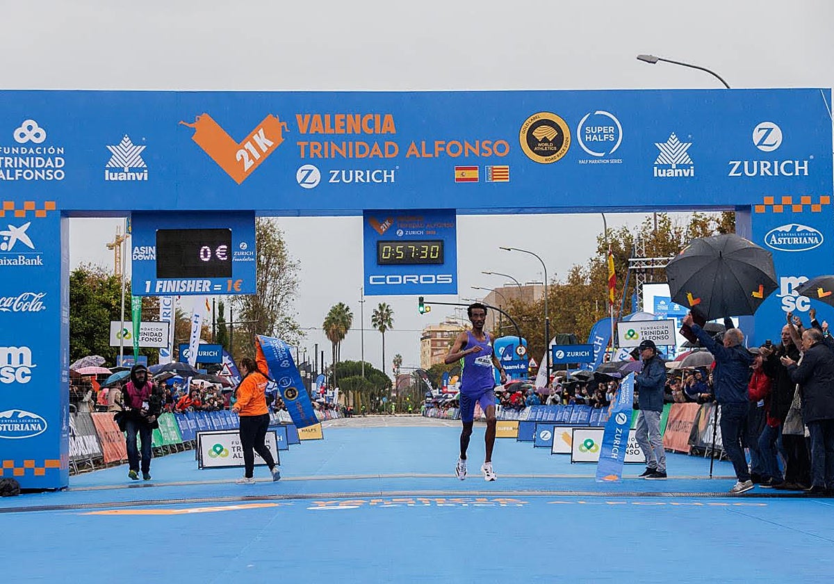 Imagen del ganador Yomif Kejelcha en la meta del Medio Maratón Valencia