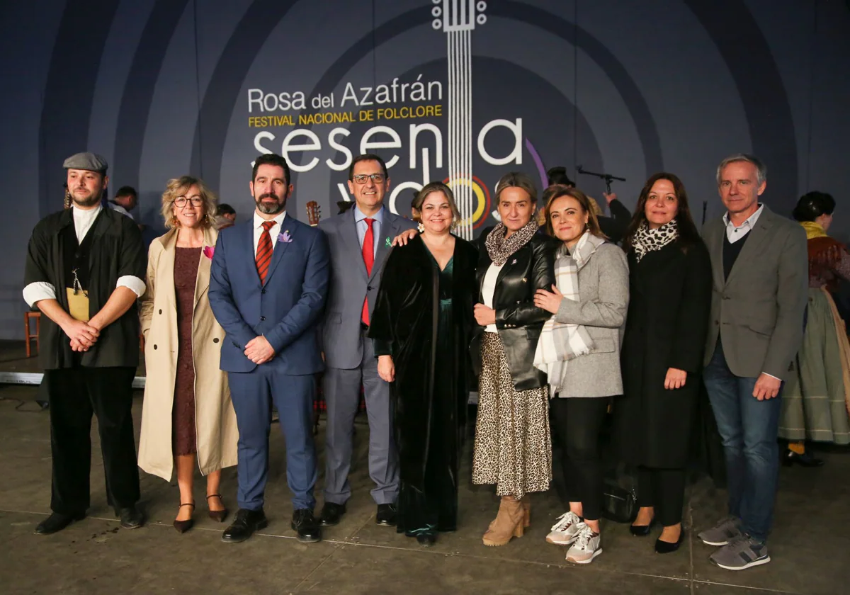 Tolón, en el centro de la imagen junto a la alcaldesa de Consuegra