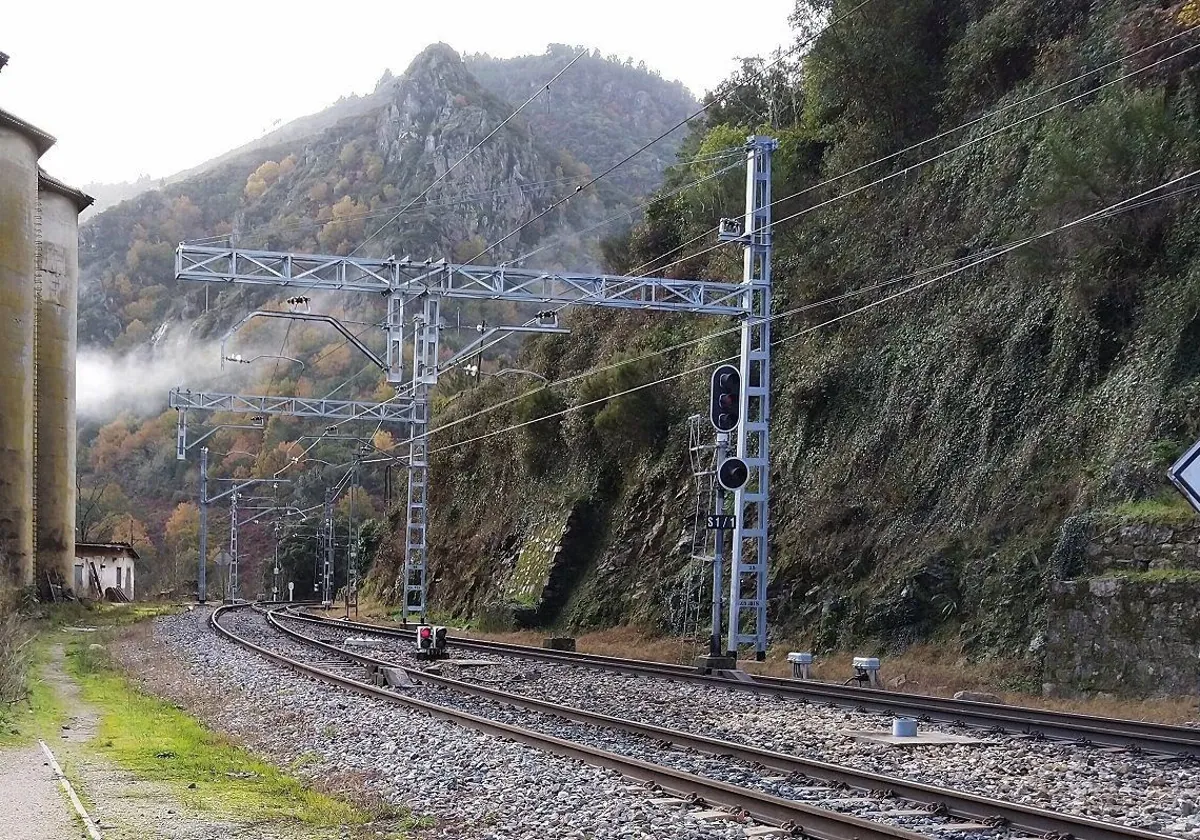 Imagen de archivo de la vía de tren del servicio entre Orense y Lugo