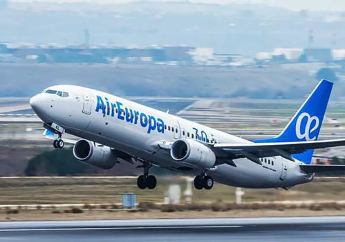 Un avión de la compañía Air Europa despegando