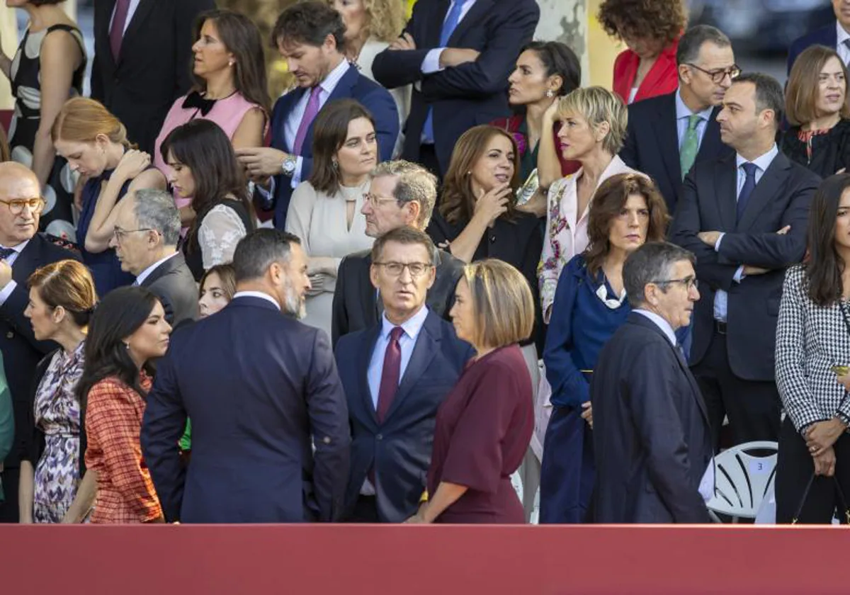 Santiago Abascal y Alberto Núñez Feijóo durante el Desfile del 12 de octubre del año pasado