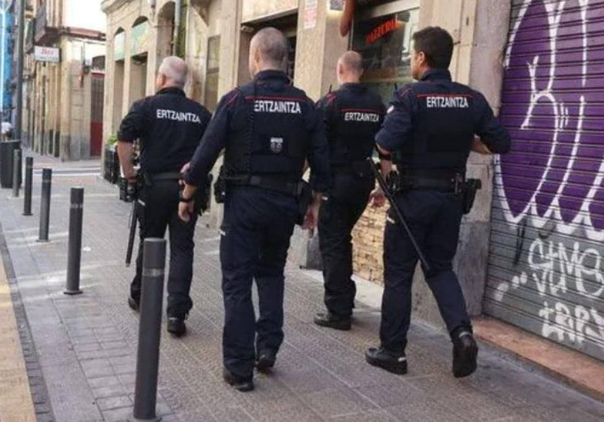 Cuatro agentes patrullan en una calle de Bilbao