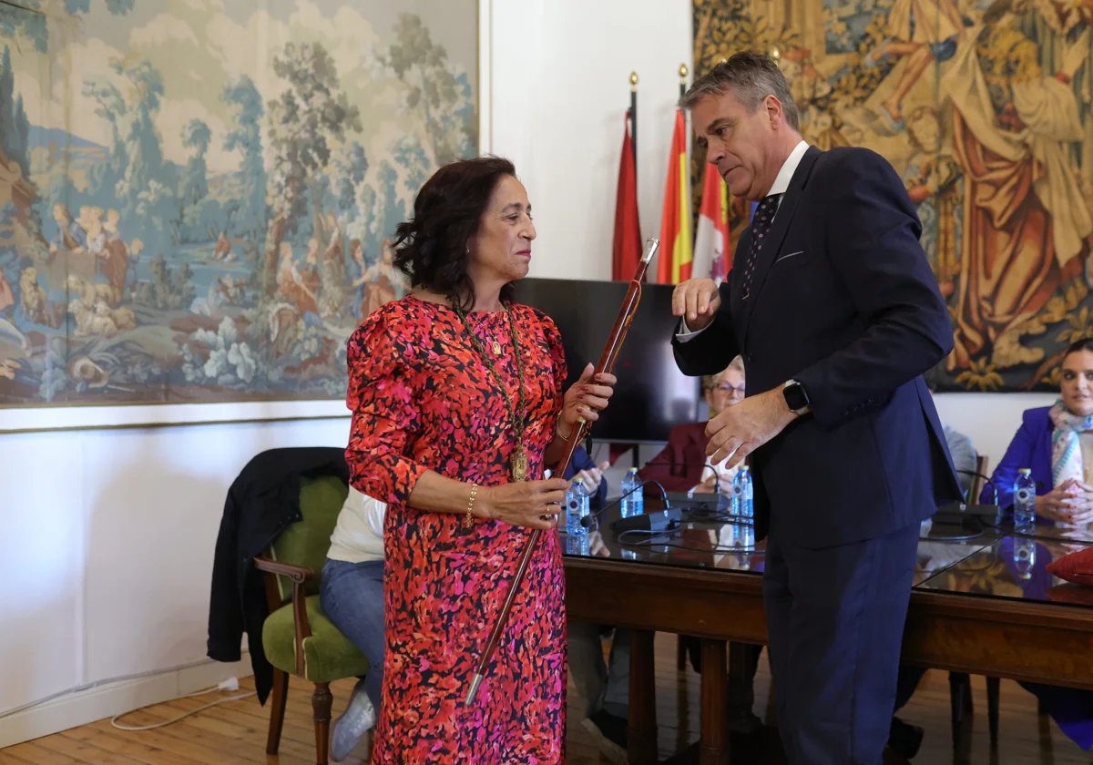 González entrega el bastón de mando a la nueva alcaldesa de Toro